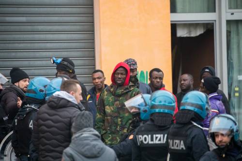 Torino, lo sgombero del villaggio olimpico occupato dai migranti