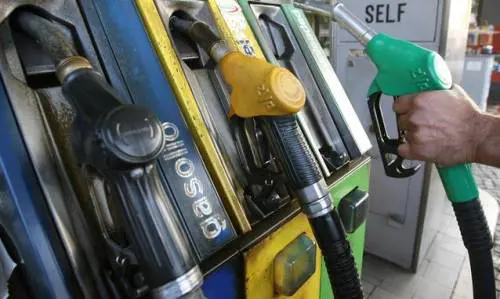 Quella tassa "nascosta" su benzina ed e-fattura