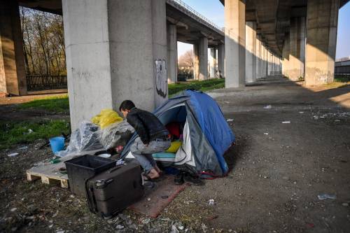 Milano, chiude centro migranti: profughi sfuggono ai controlli e si accampano sotto la Tangenziale Est