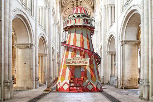 Uno scivolo in cattedrale? È polemica in Gran Bretagna