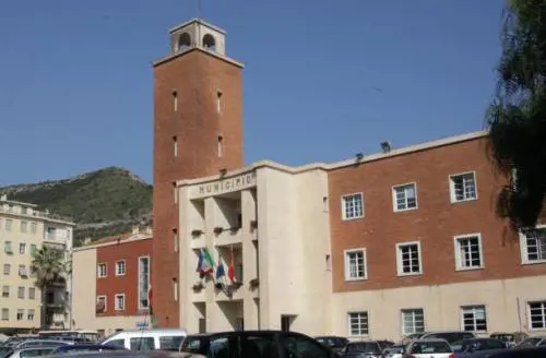 Tappati con la colla gli ingressi del Municipio di Ventimiglia