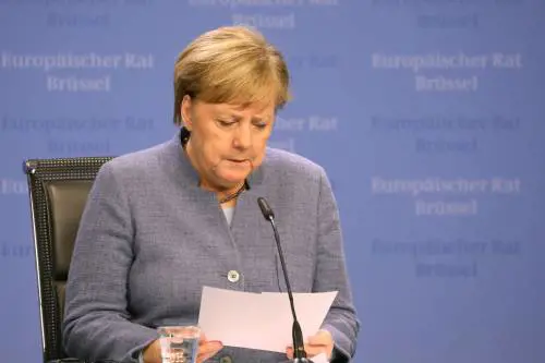 Ora la Merkel sbarca ad Atene. La Germania si prende la Grecia