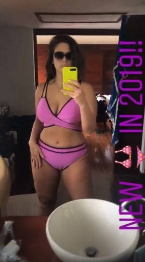 Ashley Graham sexy su Instagram