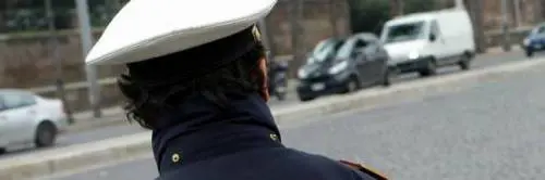 Vigilessa aggredita perché stava facendo una multa ad un'auto in divieto