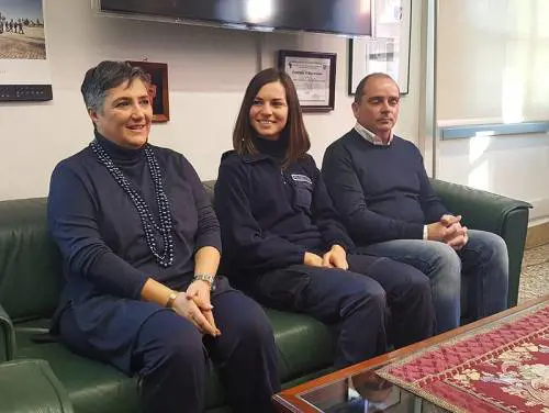 Vigilessa diventa ostetrica e aiuta a partorire una donna che viaggiava in un taxi