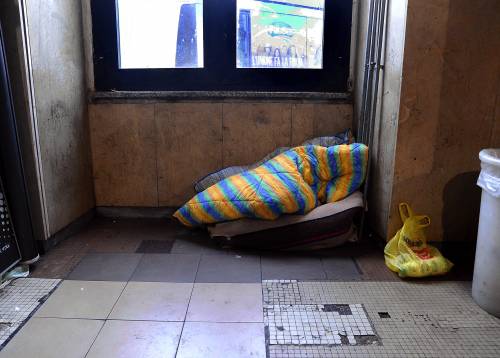 Roma, senzatetto muore in macchina ucciso dal freddo