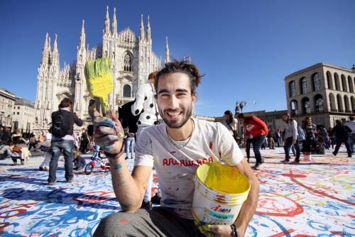 Scrive poesie sui muri delle città e piace persino a Sgarbi