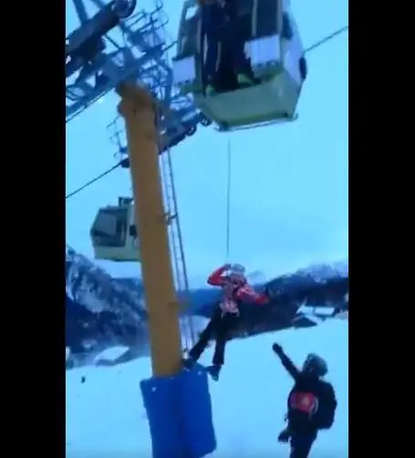 Sciatori bloccati in funivia: video della polizia mostra il salvataggio spettacolare