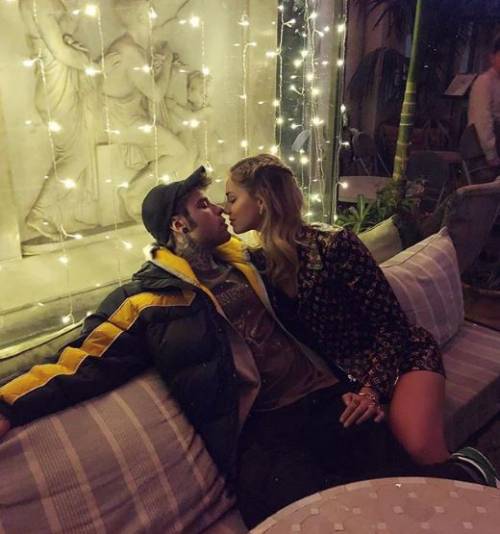 "La Ferragni tocca il p... di Fedez". E il web rovina la foto romantica