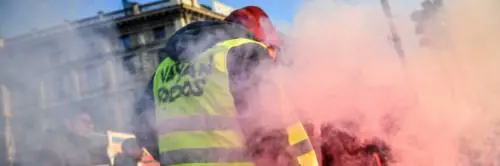 Bologna, protesta in piazza come i Gilet gialli francesi