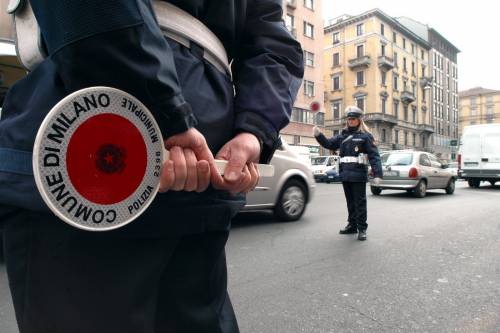 Milano, cancellano multe per soldi: tre arresti nella polizia locale