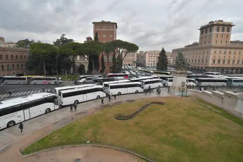 I bus turistici invadono il centro di Roma nonostante il divieto del Comune