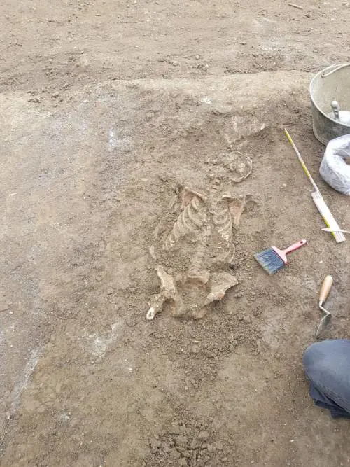 Scheletro di 3mila anni spunta da sotto la piazza: è l'Otzi di Val Camonica