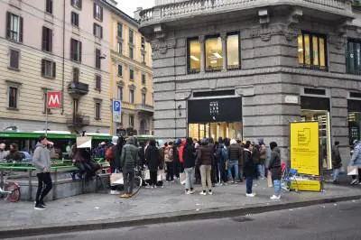 Ore di coda per le scarpe poi dà in escandescenze: insulti choc ai vigilantes