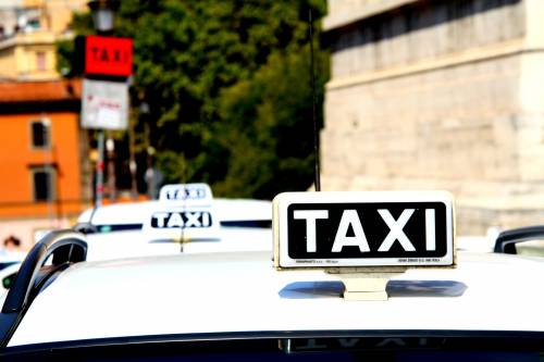 Milano, non ha i soldi per pagare il taxi e minaccia il guidatore