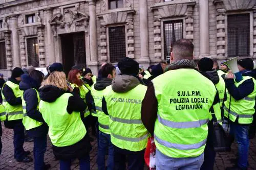 I vigili col gilet giallo rendono al Comune le pistole (giocattolo)