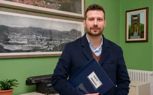 Non può fare il sindaco, ma il deputato sì