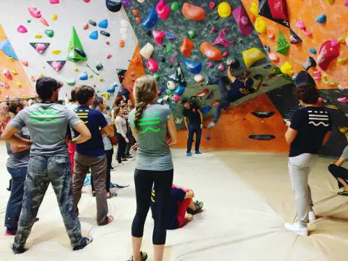 Pareti, arrampicate e vertigini, urban wall, sfida tra campioni