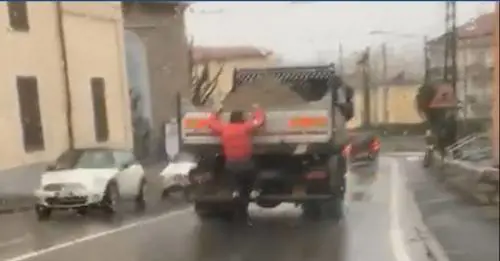 Straniero viaggia aggrappato sul retro del camion, il video diventa virale