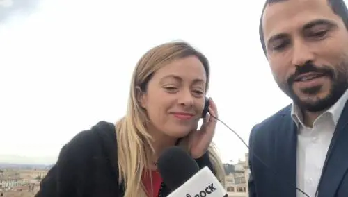 Giorgia Meloni risponde a Jovanotti e canta "L'ombelico del mondo"