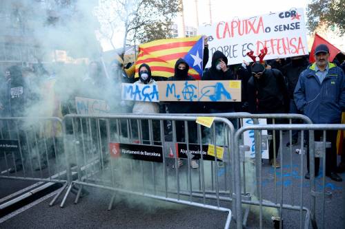 Barcellona è nel caos: scontri tra polizia e indipendentisti