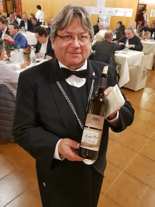 Solidarità, il vino (e i sommelier) rimettono in piedi il Paese
