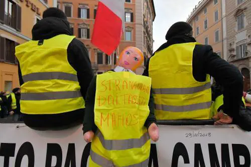Manovra, la protesta degli Ncc: botti davanti alla Camera