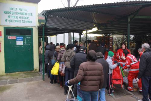 Cene e panettoni sospesi Le strenne ai senzatetto