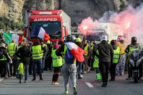 Francia, tutti pazzi per i "gilet": contesi in lista alle Europee