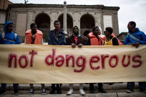 La Appendino tappezza Torino di manifesti antirazzisti: "Le razze non esistono"