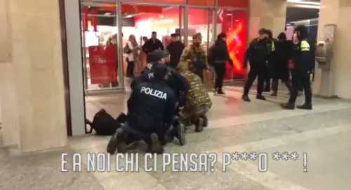 I passanti difendono il nigeriano in manette. I poliziotti: "E a noi chi ci pensa?"