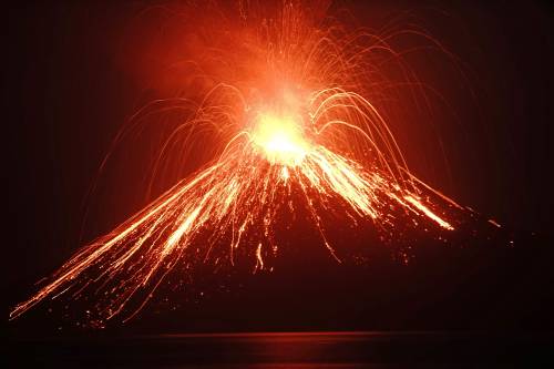 L'eruzione del vulcano Krakatau dello scorso luglio