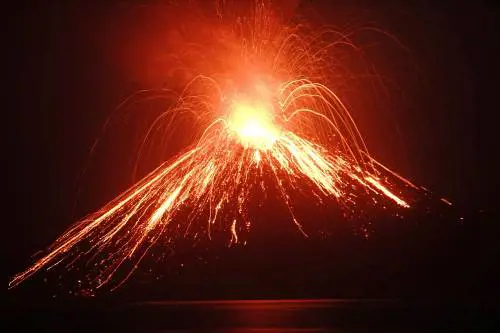 L'eruzione del vulcano Krakatau dello scorso luglio