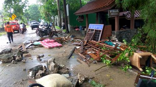 L'indonesia devastata dopo la furia dello tsunami