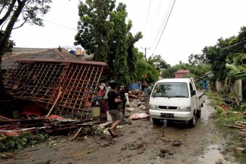 L'Indonesia devastata dalla furia dello tsunami