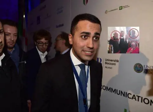 In posa con un condannato per droga. La foto che imbarazza Di Maio