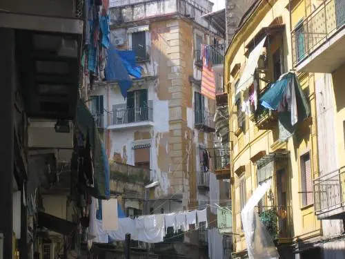 Occupa una strada di Napoli. E la trasforma in una lavanderia