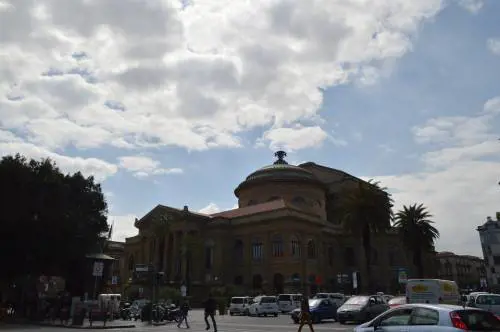 Palermo, si schianta con l'auto e la lascia in mezzo alla strada