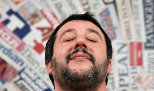 Salvini sotto attacco, manifesti che rimandano a piazzale Loreto