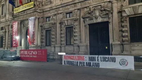 Milano, striscioni di CasaPound contro cittadinanza a Mimmo Lucano