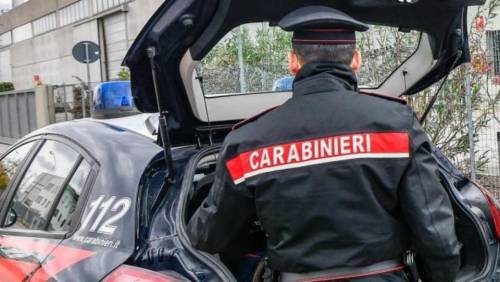Modena, magrebino ubriaco provoca incidente e aggredisce carabinieri