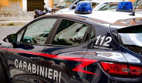 Cuneo, migrante sfascia vetrine dei negozi. Carabinieri lo fermano