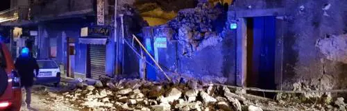Scossa di terremoto a Catania. Case crollate, decine di feriti