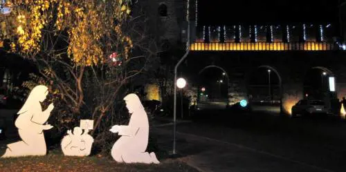 Quello sfregio a Udine: spunta tappeto islamico davanti a un presepe