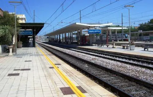 Barletta, 80 enne rischia di finire sotto un treno, salvato dalla polfer