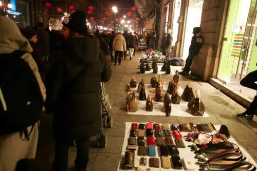 Vendeva scarpe false Abusivo picchia il vigile e lo manda all'ospedale