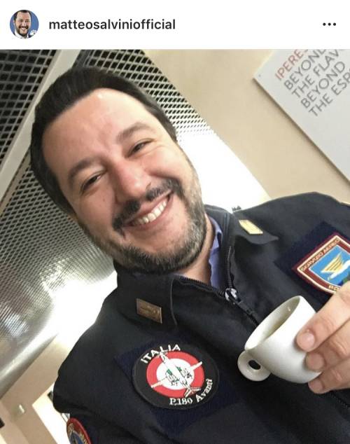 Salvini risponde agli haters: "Bevo un caffè, voi fatevi una vita"
