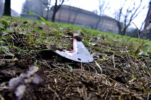 Martelli, spranghe e machete. Gli oggetti della follia ultrà ​nel luogo degli scontri