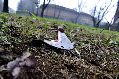 Martelli, spranghe e machete. Gli oggetti della follia ultrà ​nel luogo degli scontri