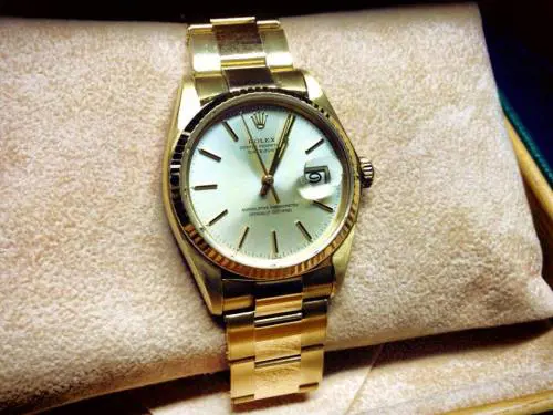 Gli assegni falsi e la chiamata deviata: la doppia truffa del Rolex
